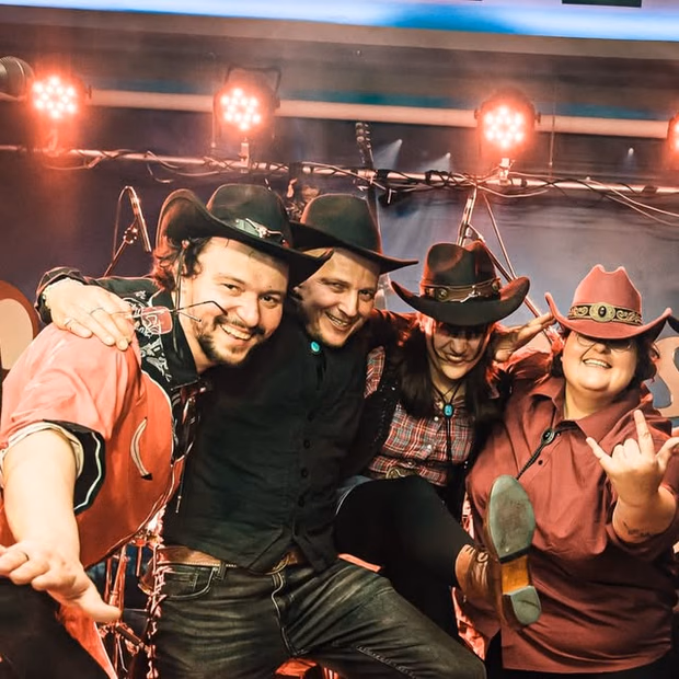 Bandmitglieder posieren, rotes Licht